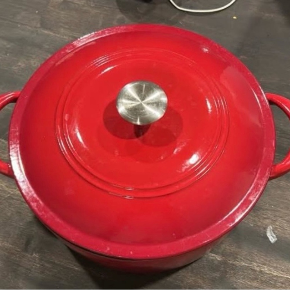 Elegant Cream Cast Iron Dutch Oven